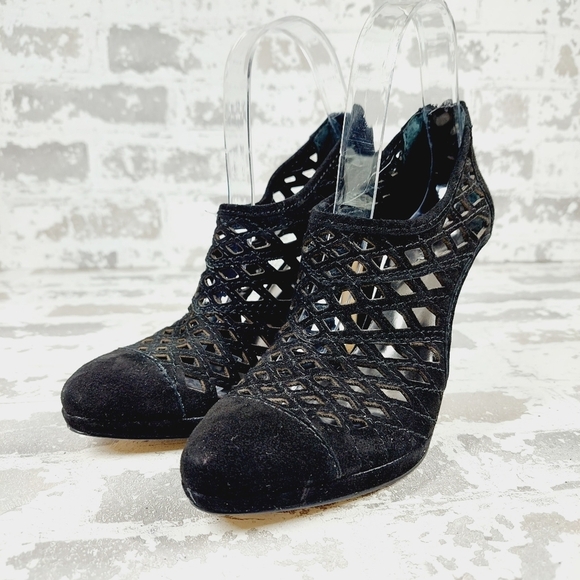 NEW Nine West Black Suede Laser Cut Back Zip High Heeled Booties F725 - Picture 2 of 12